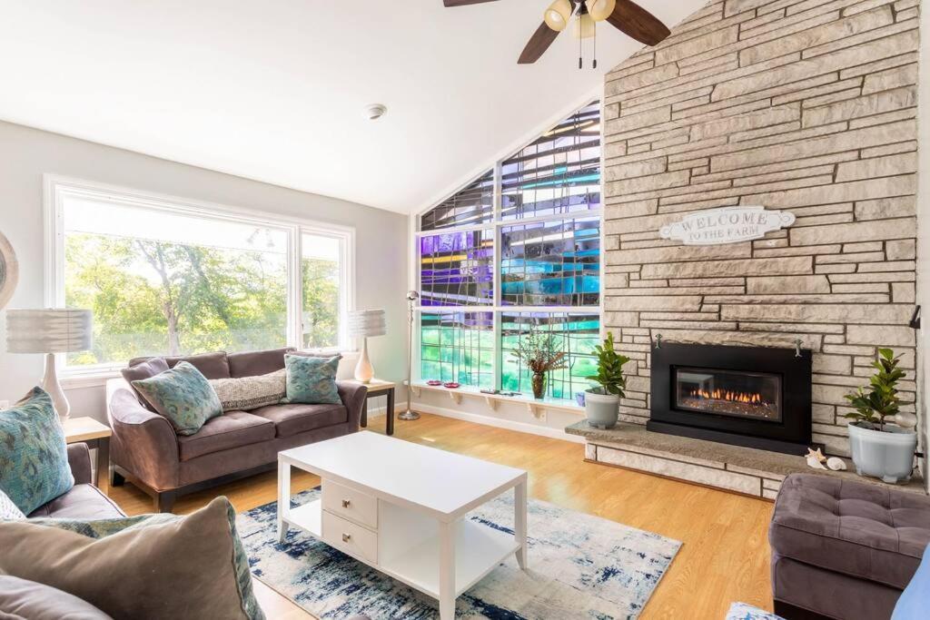 Villa Unique Retreat With Private Patio, 4 King Beds And Bbq à Groton Extérieur photo