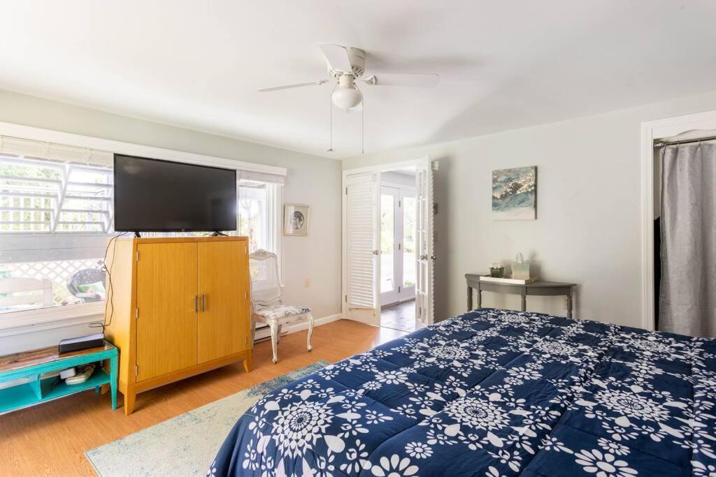 Villa Unique Retreat With Private Patio, 4 King Beds And Bbq à Groton Extérieur photo