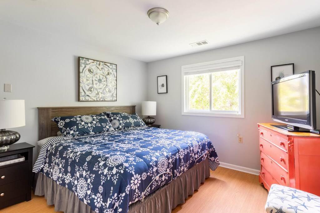 Villa Unique Retreat With Private Patio, 4 King Beds And Bbq à Groton Extérieur photo