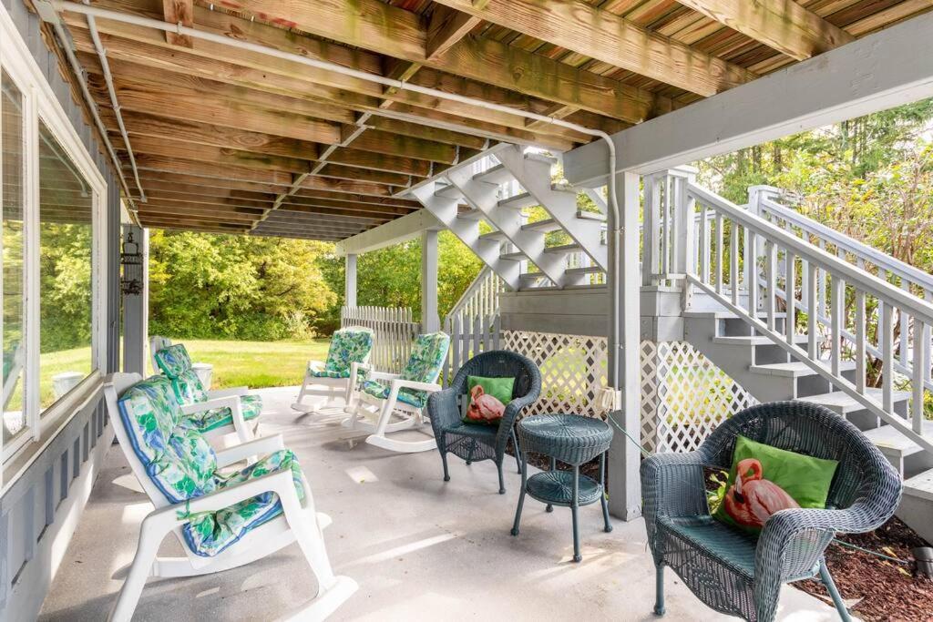 Villa Unique Retreat With Private Patio, 4 King Beds And Bbq à Groton Extérieur photo