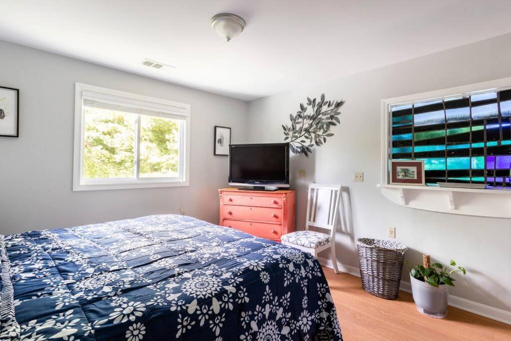Villa Unique Retreat With Private Patio, 4 King Beds And Bbq à Groton Extérieur photo