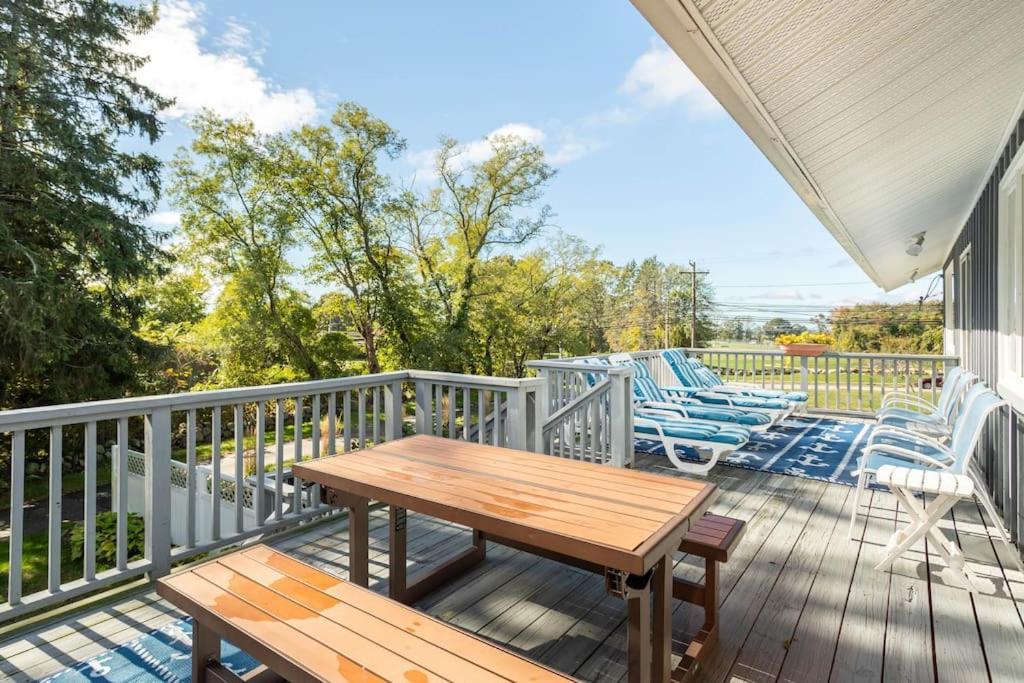 Villa Unique Retreat With Private Patio, 4 King Beds And Bbq à Groton Extérieur photo