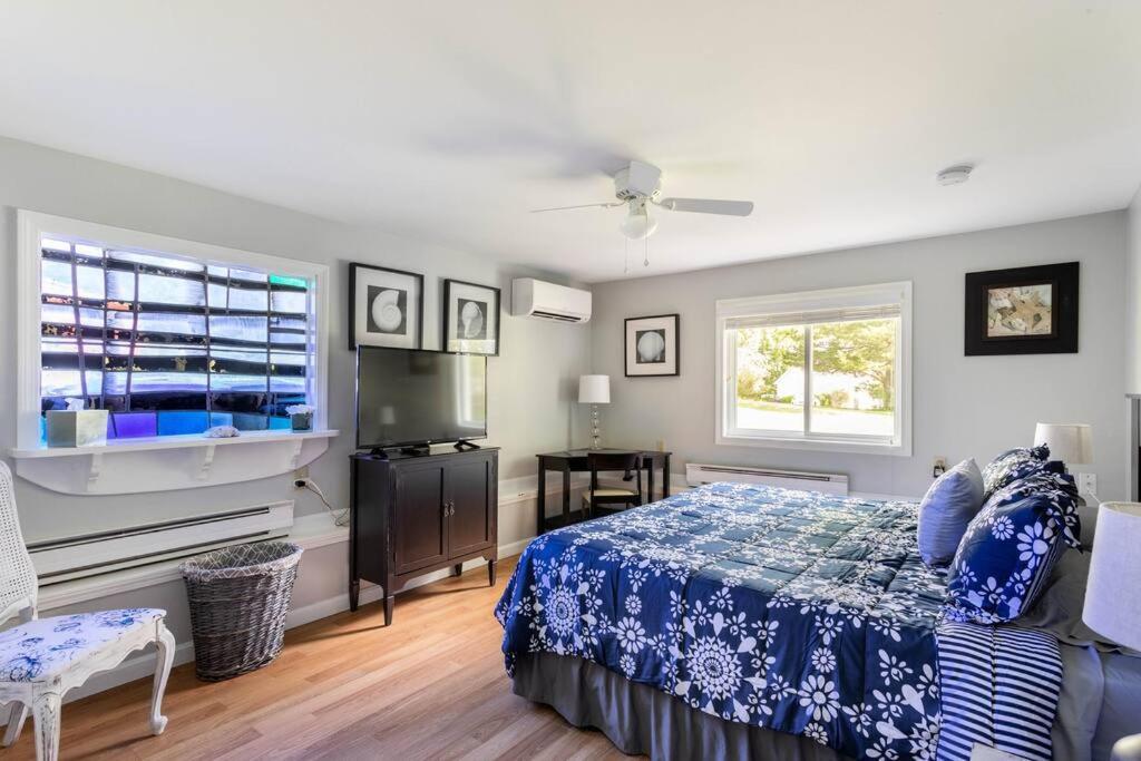 Villa Unique Retreat With Private Patio, 4 King Beds And Bbq à Groton Extérieur photo