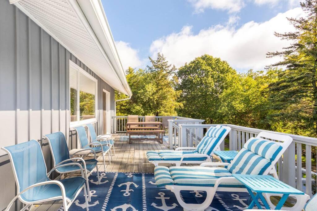 Villa Unique Retreat With Private Patio, 4 King Beds And Bbq à Groton Extérieur photo
