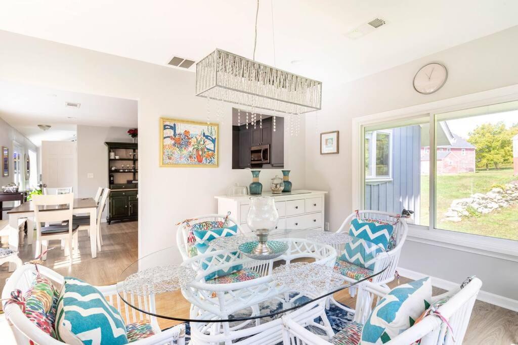Villa Unique Retreat With Private Patio, 4 King Beds And Bbq à Groton Extérieur photo