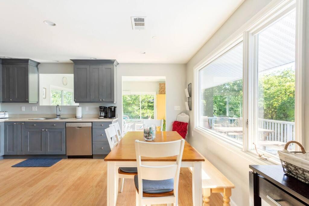 Villa Unique Retreat With Private Patio, 4 King Beds And Bbq à Groton Extérieur photo