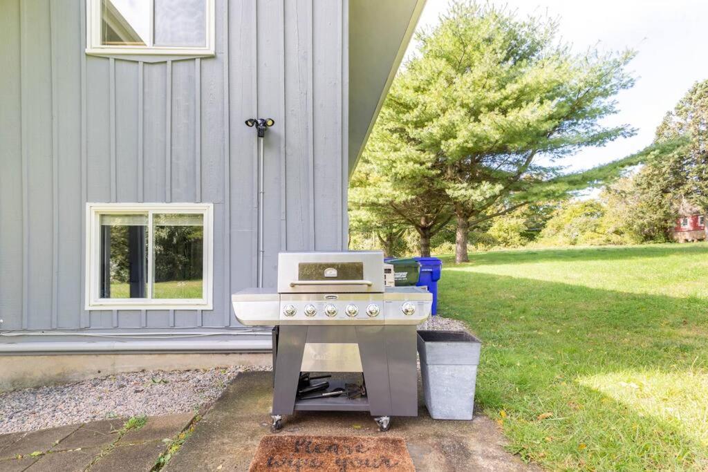 Villa Unique Retreat With Private Patio, 4 King Beds And Bbq à Groton Extérieur photo