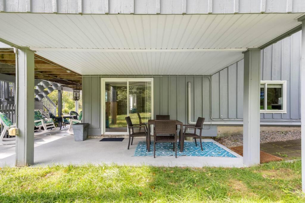 Villa Unique Retreat With Private Patio, 4 King Beds And Bbq à Groton Extérieur photo
